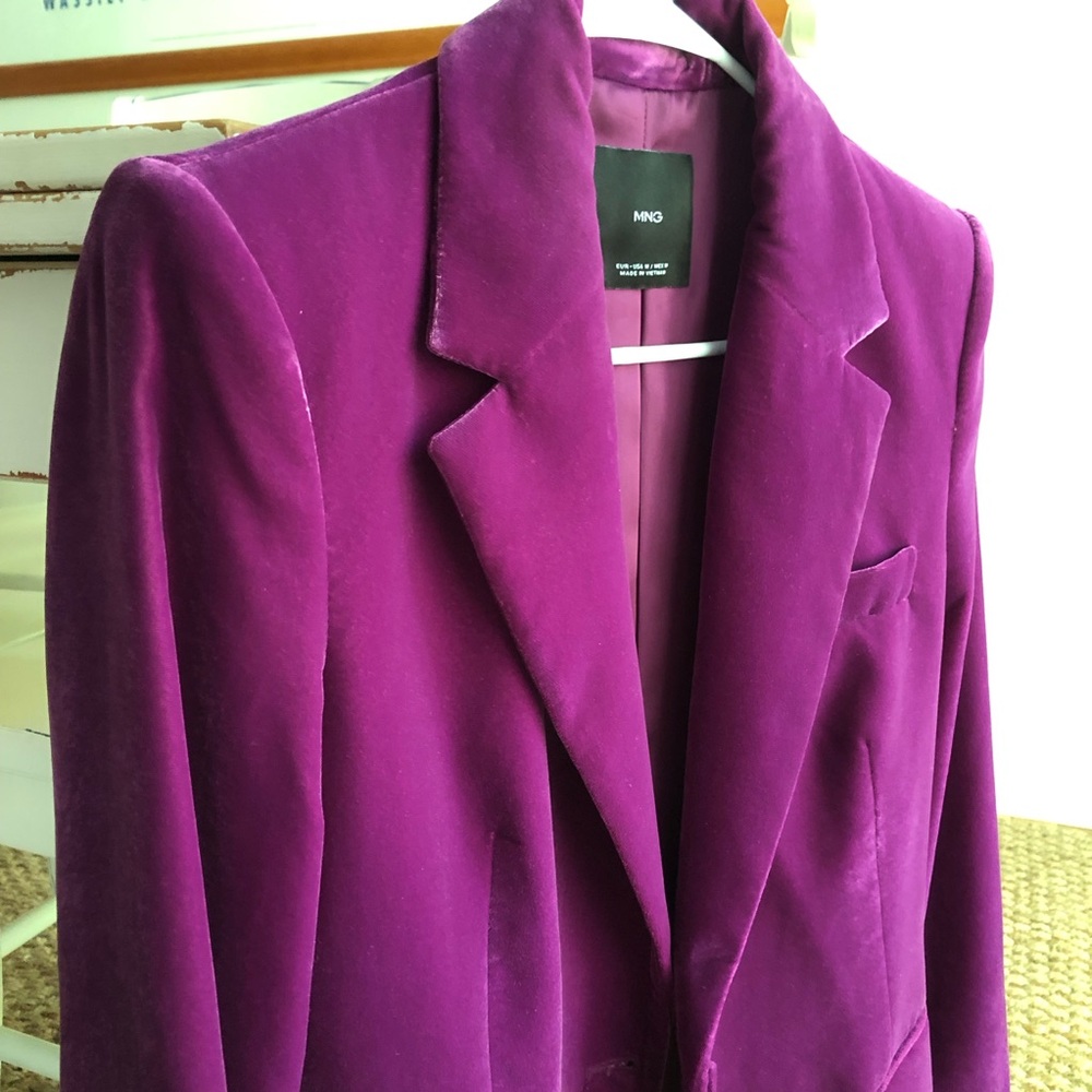 New: MNG Mango Structured Velvet Blazer. Size 6